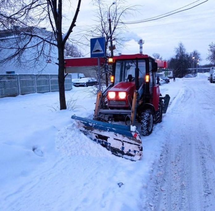 В микрорайоне Львовский производится очистка дворовых территорий от последствий снегопада В микрорайоне Львовский производится очистка дворовых территорий от последствий снегопада