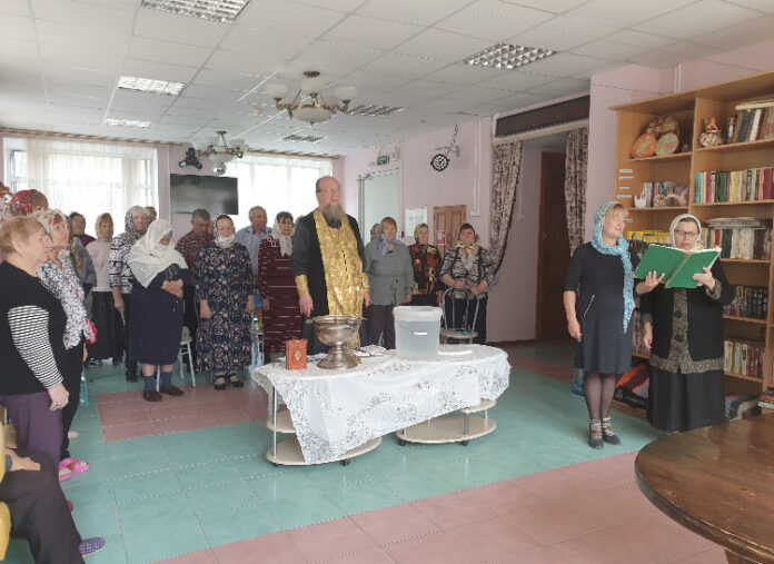 Настоятель Всехсвятского храма совершил визит в Климовский социально-реабилитационный центр «Надежда»
