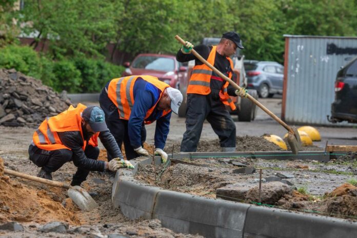 Комплексное благоустройство дворовой территории на ул. Тепличной, 12