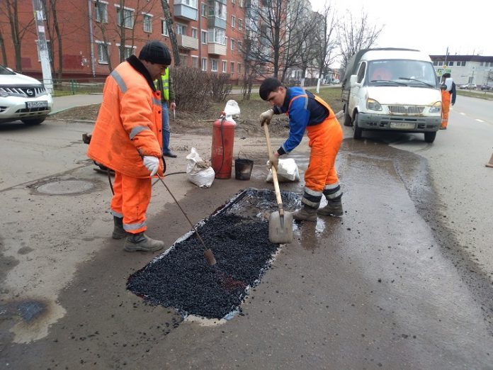 В Подольске продолжается ямочный ремонт на муниципальных территориях