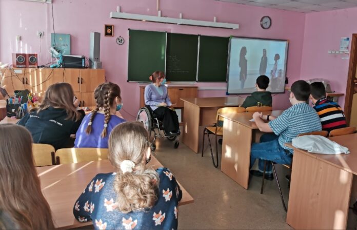 Члены Клуба молодых инвалидов «Эдельвейс» провели практическое занятие для учеников школы № 29 имени...