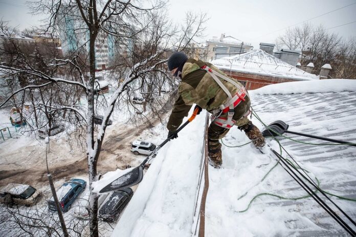 С крыш многоквартирных домов убирают наледь С крыш многоквартирных домов убирают наледь