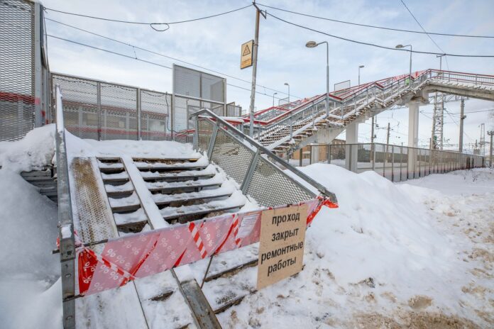 Два схода с пешеходного моста на станции Гривно временно закрыты Два схода с пешеходного моста на станции Гривно временно закрыты