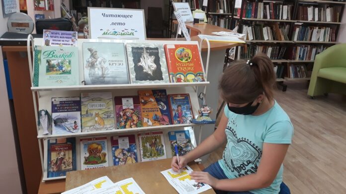 Тематическая выставка “Читающее лето” открыта в подольской библиотеке № 13