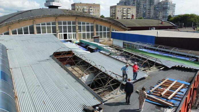 Начался демонтаж крыши вещевого рынка компании «Русадж» на ул. Советской в Подольске Начался демонтаж крыши вещевого рынка компании «Русадж» на ул. Советской в Подольске