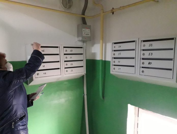 Сотрудники территориального отдела микрорайона Львовский проводят мониторинг содержания многоквартирных домов