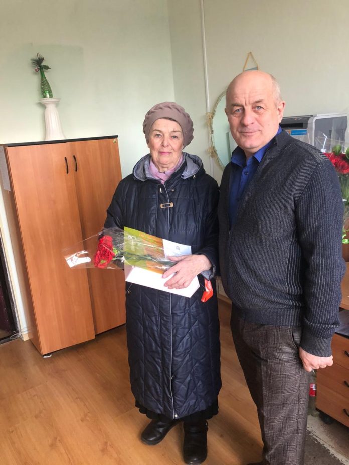 Ветеран труда Людмила Кузьминична Якушина принимала поздравления с юбилеем