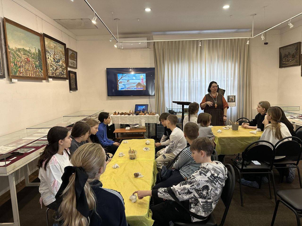 В музее «Подолье» школьников научили изготавливать глиняные свистульки