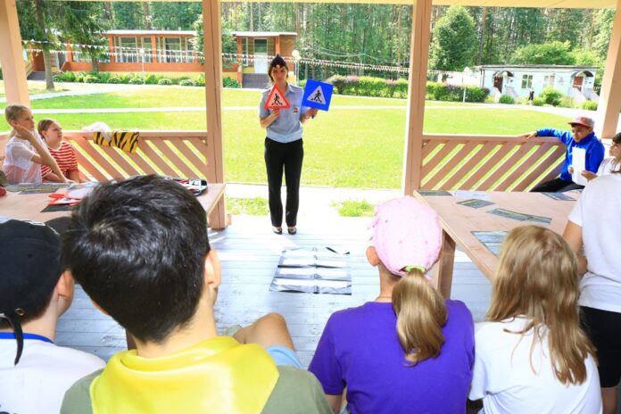 В г.о. Подольск сотрудники Госавтоинспекции провели занятие по ПДД с воспитанниками оздоровительного лагеря «Ромашка» В г.о. Подольск сотрудники Госавтоинспекции провели занятие по ПДД с воспитанниками оздоровительного лагеря «Ромашка»