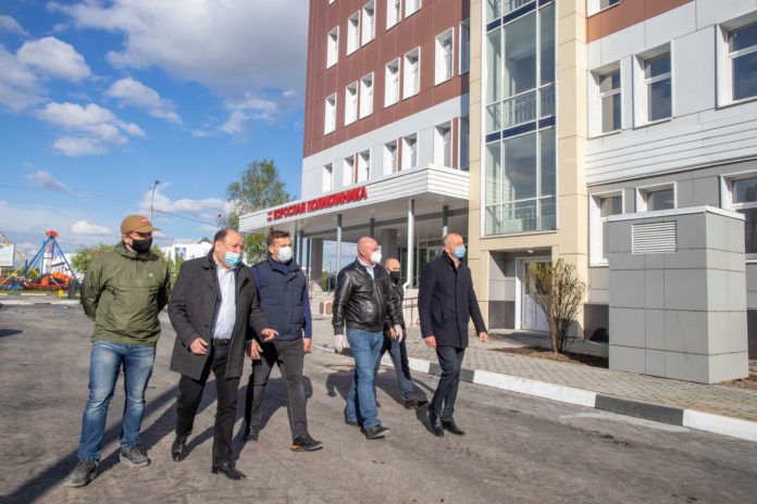 Министр строительного комплекса Московской области Владимир Локтев проверил достроенную поликлинику в Подольске