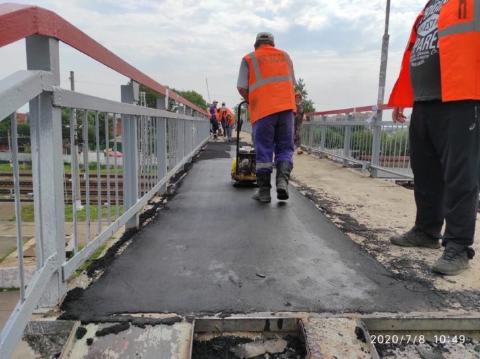 Ремонт асфальтового покрытия проводят на станции Гривно микрорайона Климовск