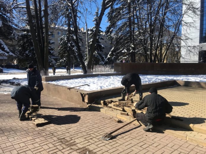 Подрядные организации приступили к ремонту памятников воинской славы в Климовске Подрядные организации приступили к ремонту памятников воинской славы в Климовске