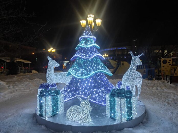 Новогодние световые фигуры установили в Климовске