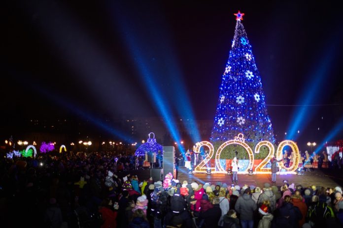 Новогодние огни на главной елке Подольска зажглись 22 декабря Новогодние огни на главной елке Подольска зажглись 22 декабря