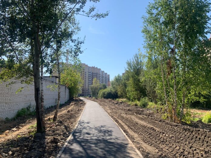 Работы по строительству тротуара на улице Революции в микрорайоне Климовск завершаются