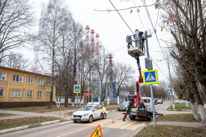 В Большом Подольске происходит установка дополнительных осветительных приборов над пешеходными переходами В Большом Подольске происходит установка дополнительных осветительных приборов над пешеходными переходами