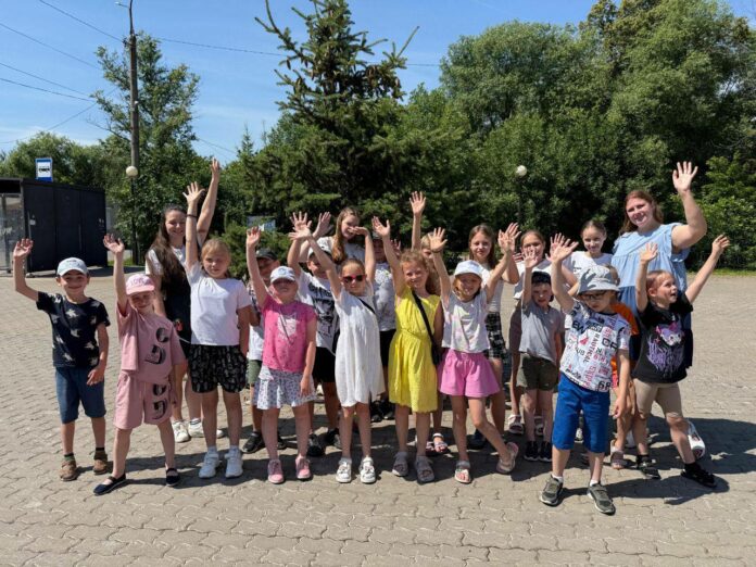 Квест «Дружная семейка» провели для  детей поселка МИС ко Дню семьи