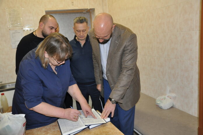 Заместитель председателя Общественного совета подмосковного Главка МВД России Сергей Леонов проверил изолятор временного содержания... Заместитель председателя Общественного совета подмосковного Главка МВД России Сергей Леонов проверил изолятор временного содержания...