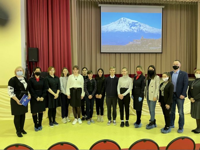 Сотрудники полиции совместно с общественниками провели акцию «Знаешь – значит защищен!» Сотрудники полиции совместно с общественниками провели акцию «Знаешь – значит защищен!»