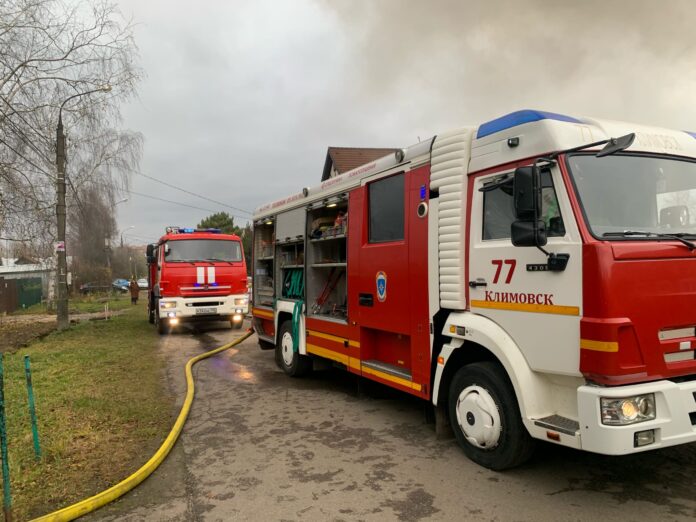 Огнеборцы Подольска устранили пожар в жилом доме на Пролетарской улице Огнеборцы Подольска устранили пожар в жилом доме на Пролетарской улице