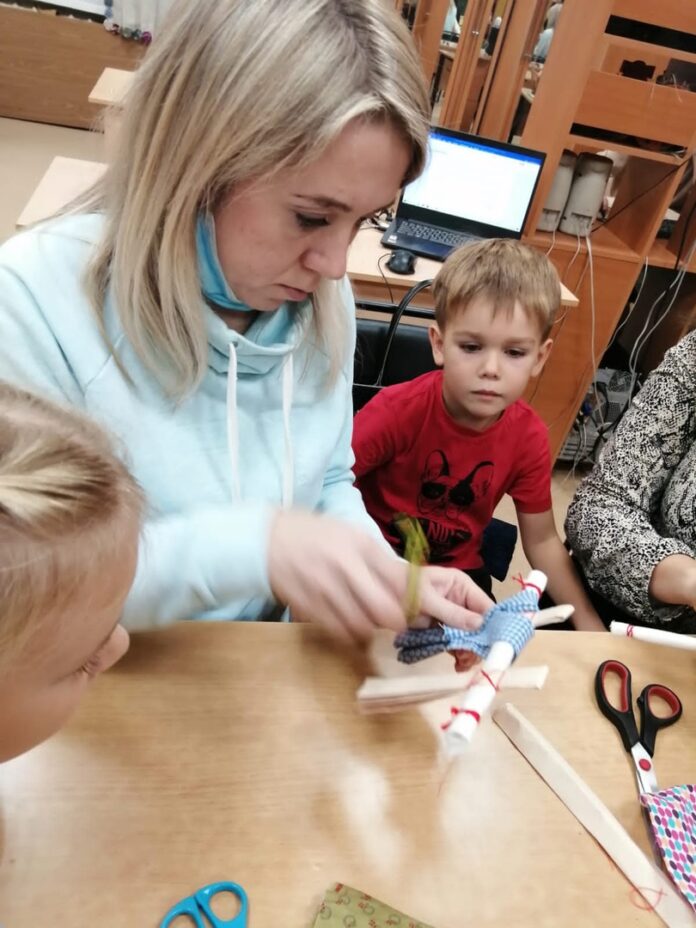 В подольском центре «Истоки» прошел мастер-класс «Изготовление куклы-оберега мотанки «Неразлучники». В подольском центре «Истоки» прошел мастер-класс «Изготовление куклы-оберега мотанки «Неразлучники».