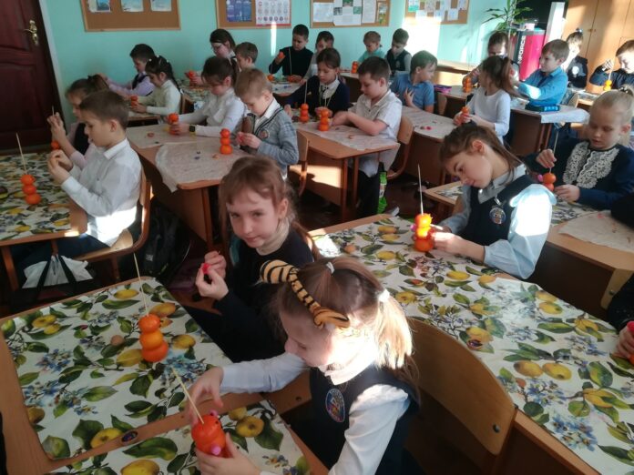 Ученики средней школы №4 в Подольске смастерили мандариновых снеговиков Ученики средней школы №4 в Подольске смастерили мандариновых снеговиков