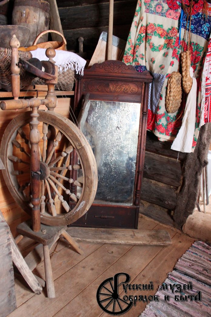 Сотрудники “Русского музея обрядов и быта” ведут тщательную работу по сбору и сохранению историко-культурного... Сотрудники “Русского музея обрядов и быта” ведут тщательную работу по сбору и сохранению историко-культурного...