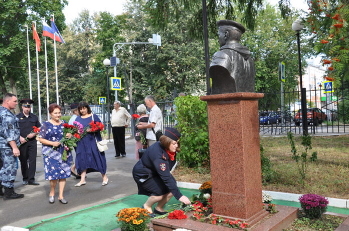 Руководство УМВД России по г.о. Подольск совместно с общественниками почтили память Героя России Александра... Руководство УМВД России по г.о. Подольск совместно с общественниками почтили память Героя России Александра...