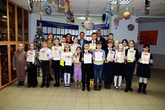 В Подольске полицейские совместно с общественником наградили участников конкурса на лучшую новогоднюю игрушку В Подольске полицейские совместно с общественником наградили участников конкурса на лучшую новогоднюю игрушку