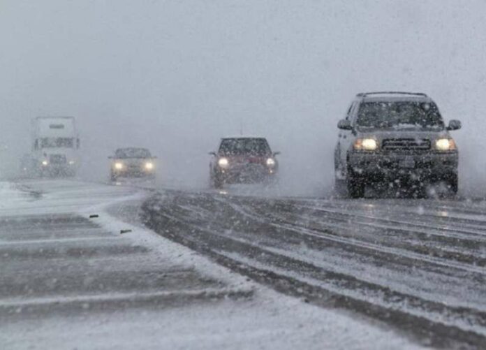 Из-за ухудшения погодных условий водителей и пешеходов призывают быть внимательными на дорогах Из-за ухудшения погодных условий водителей и пешеходов призывают быть внимательными на дорогах