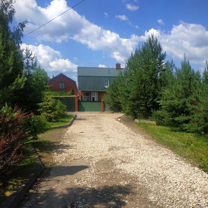 В микрорайоне Дубровицы ведутся работы по ремонту и асфальтированию улицы Вишневой