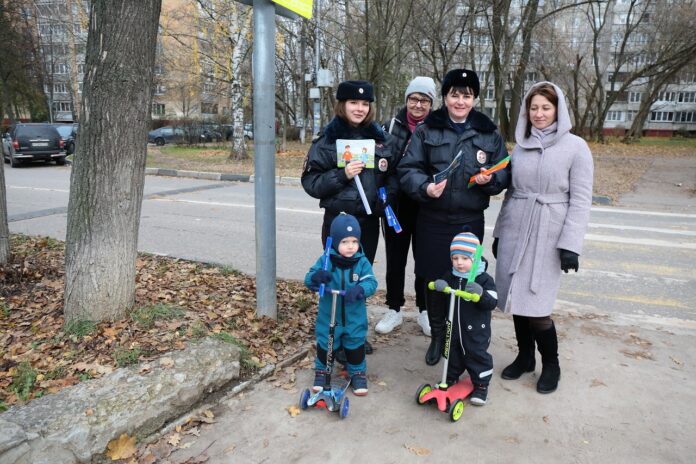 Сотрудники подмосковной Госавтоинспекции контролируют безопасность детей-пешеходов Сотрудники подмосковной Госавтоинспекции контролируют безопасность детей-пешеходов
