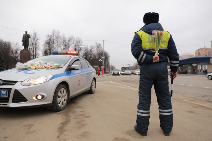 Автоинспекторы в округе поздравили автоледи с Международным женским днем