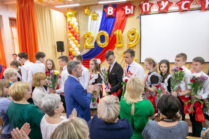 В школе №1 микрорайона Климовск Последний звонок прозвенел для 63 выпускников