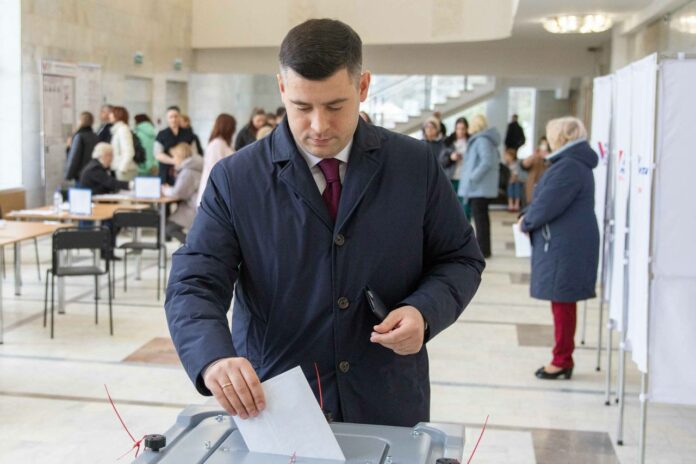 Глава Подольска проголосовал во Дворце культуры «Октябрь» Глава Подольска проголосовал во Дворце культуры «Октябрь»