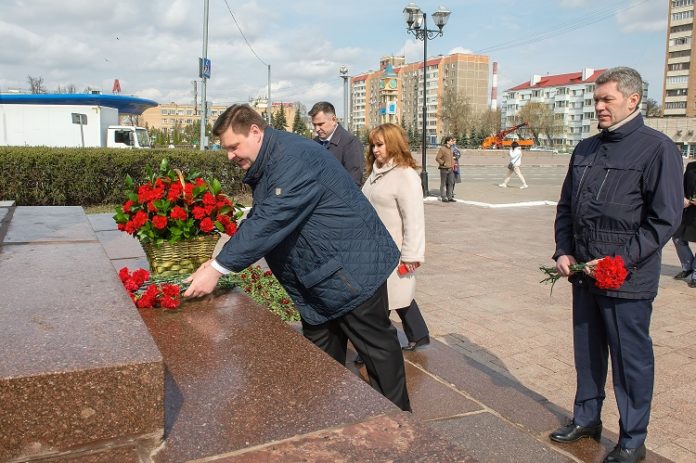Глава округа принял участие в церемонии возложения цветов к памятнику Владимиру Ленину