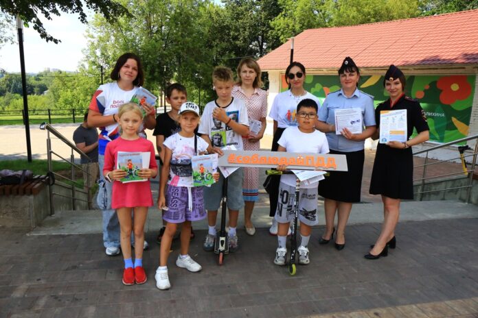 В парках культуры и отдыха г.о. Подольск сотрудники Госавтоинспекции и общественники проводят беседы с... В парках культуры и отдыха г.о. Подольск сотрудники Госавтоинспекции и общественники проводят беседы с...