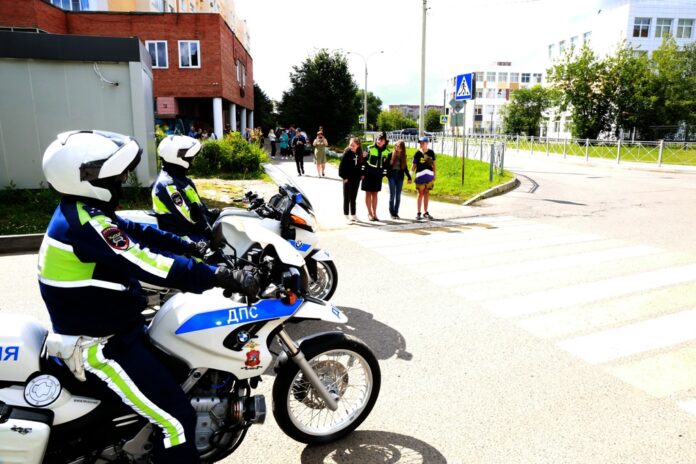 Госавтоинспекторы провели занятие по правилам безопасности дорожного движения со школьниками