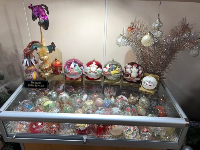 Фабрику ёлочных игрушек в Павлово-Посадском районе посетили школьники поселка МИС