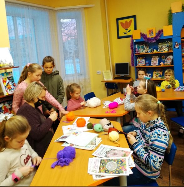 Мастер-классы по вязанию на спицах проходят в детской библиотеке № 11