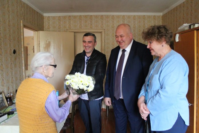 В Климовске поздравили ветеранов-юбиляров с 90 и 100-летием