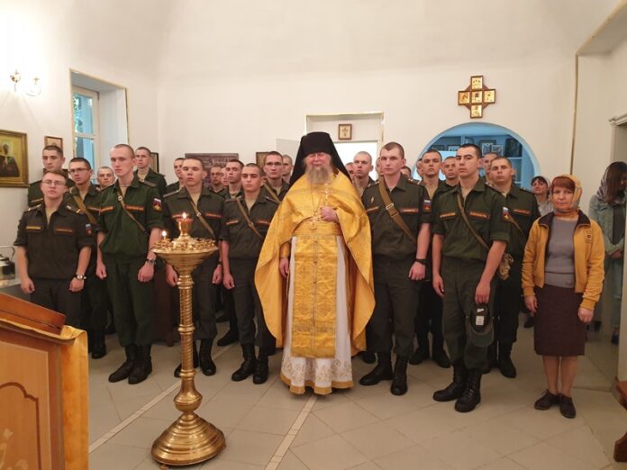 В воинском храме Александра Невского совершили Божественную литургию