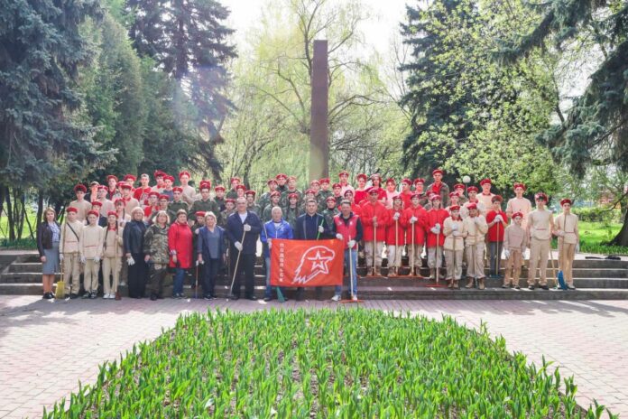 Порядок в сквере у ДК ЗИО навели глава Подольска с юнармейцами