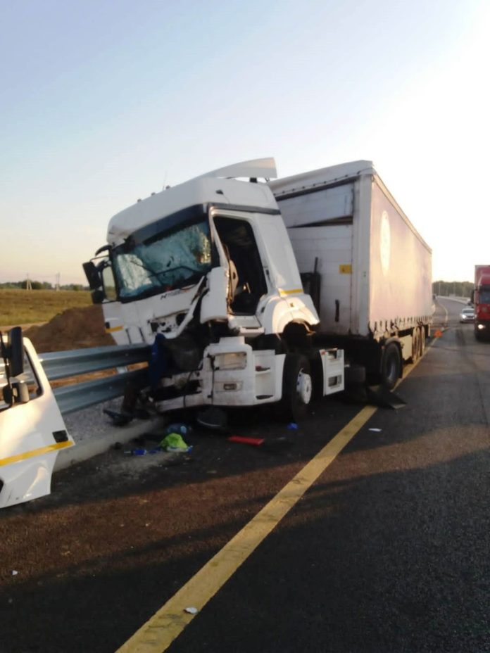 Подольские спасатели деблокировали человека из искорёженной кабины большегруза Подольские спасатели деблокировали человека из искорёженной кабины большегруза