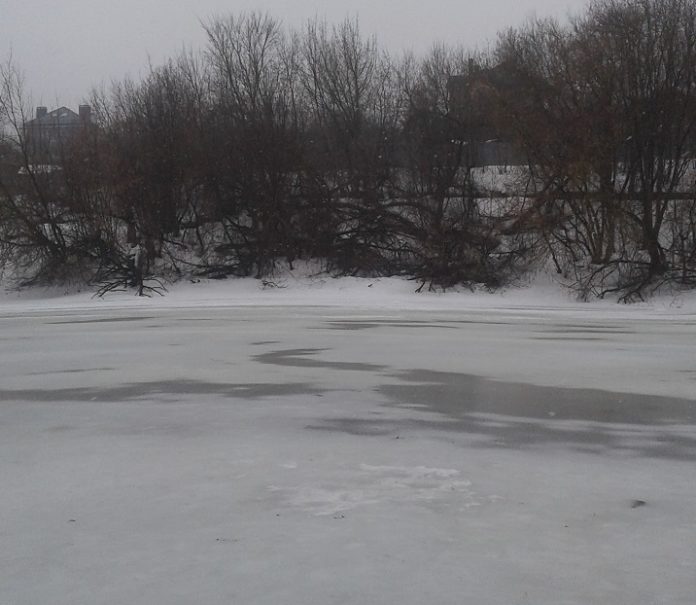 Толщина льда на реке Пахре 19 марта Толщина льда на реке Пахре 19 марта
