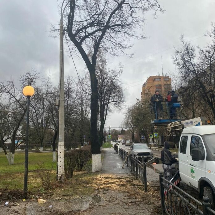 Последствия сильного ветра устраняют в городском округе Подольск