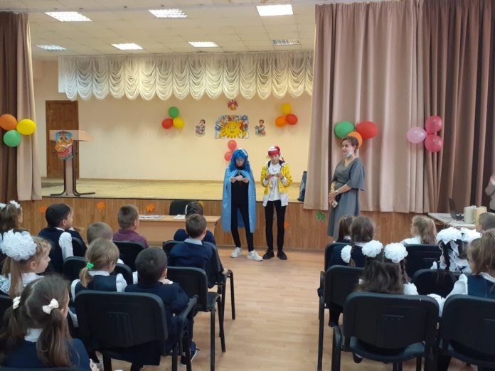 Сотрудники детской библиотеки №6 для учеников 1-ых классов провели праздник «Посвящение в ученики» в... Сотрудники детской библиотеки №6 для учеников 1-ых классов провели праздник «Посвящение в ученики» в...