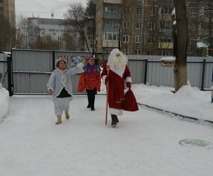 С наступающим Новым годом поздравили студенты колледжа МОКИТ детей из детского сада «Непоседа» С наступающим Новым годом поздравили студенты колледжа МОКИТ детей из детского сада «Непоседа»