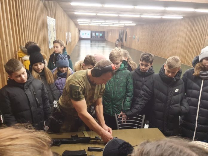 Бойцы ОМОН «Русич» провели Урок мужества для учеников школы № 29