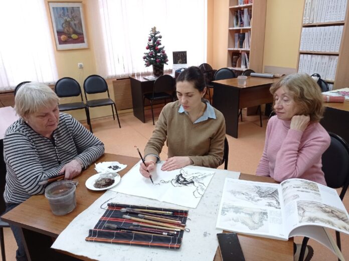 В Центральной библиотеке Подольска состоялось занятие для любителей китайской живописи В Центральной библиотеке Подольска состоялось занятие для любителей китайской живописи